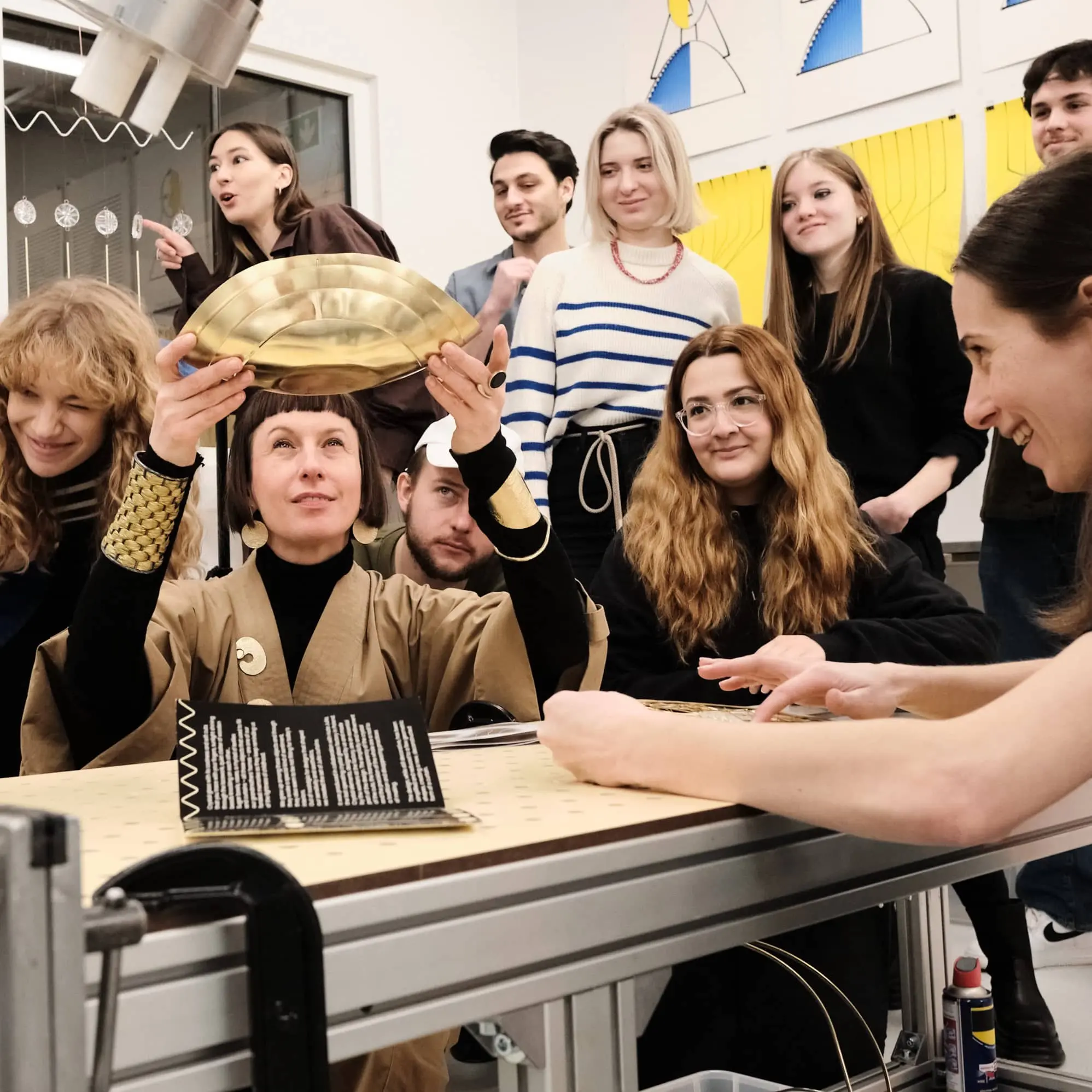 Anna Oska w towarzystwie studentów School of Form na Uniwersytecie SWPS